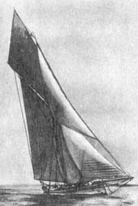 Гоночный тендер-прямоштевник 1880-х гг. Эти узкие яхты (отношение длины к ширине достигало 1:10) имели очень большую парусность и свинцовые фальшкили весом до 60-70 % водоизмещения.