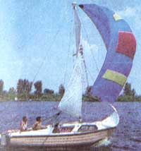 Яхта "Ассоль" пользуется популярностью у любителей семейного отдыха под парусами. Это судно поставляется в розничную торговую сеть страны.