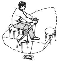 1. Сядьте на боковую табуретку, держа румпель и наклонив тело вперед. Вытяните "переднюю" ногу вперед, ,,заднюю" подогните под себя.
