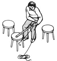 3. Поворачиваясь на носках, поменяйте руки на румпеле и захватите гика-шкот свободной рукой.