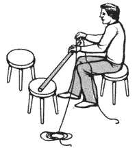 4. Сядьте и поставьте румпель в ДП. Дайте ходовому концу гика-шкота свободно лечь за "задней" ногой, чтобы освободить рабочее пространство.