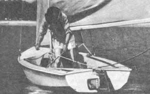 Перед поворотом фордевинд необходимо уравновесить швертбот. Экипаж, заняв правильное положение, готовится к повороту фордевинд.