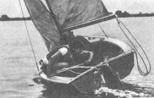 Экипаж швертбота неправильно выполняет поворот фордевинд. Лодка не уравновешена и идет с креном.