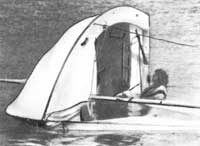 1. Матрос проверяет положение шверта, который должен быть полностью опущен, затем травит гика-шкот; рулевой в это время плывет к транцу и проверяет, на месте ли руль.