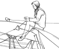 1. Когда швертбот переворачивается, матрос на трапеции переносит вес своего тела назад на планширь и быстро отстегивается от трапеции. Рулевой готовится забраться в швертбот.
