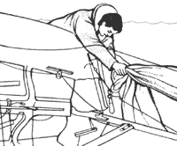 2. Матрос убирает спинакер и укладывает его в карман, после чего можно начинать операцию по восстановлению.