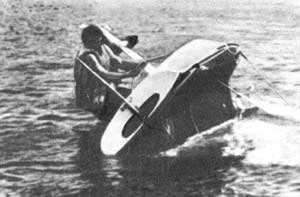 3. Матрос и рулевой продолжают откренивать, пока швертбот, постепенно поворачиваясь, не придет в положение лежа парусами на воде.