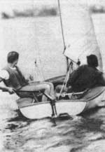 Швертбот с наветренным рулем.