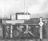 Футшток переместился вправо. Чтобы вернуть его назад в створ, яхта должна уйти также вправо.