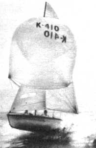 Швертбот класса "470" глиссирует в бакштаг с правильно поставленным спинакером, сохраняя постоянный дифферент на корму.