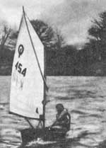 Многим детям нравятся гонки, и яхт-клубы часто организуют для них соревнования на малых швертботах, подобных "Оптимисту".