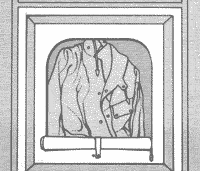 Очень удобно вешать мокрую непромокаемую одежду в шкаф, закрывающийся шторой на застежке "молния".