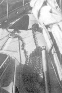 Якорная цепь необходимой длины уложена на палубе, и якорь готов к отдаче.