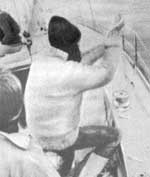 Как только яхта начинает поворачивать, матрос отдает стаксель-шкот.