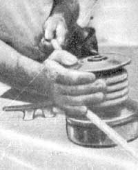 Натяжение шкота на лебедке ослабляется, если одной рукой травить шкот, а ладонью другой прижимать шлаги шкота к барабану лебедки.