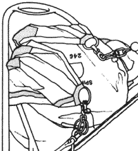 Мешок со спинакером прикреплен к носовому релингу. Углы паруса с заведенными фалом, шкотом и брасом снаружи.