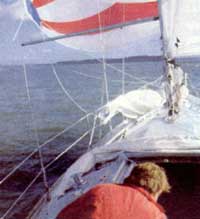 После поворота фордевинд спинакер-гик поднимают и бегучий такелаж спинакера регулируют.