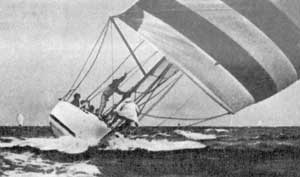 После поворота фордевинд яхта начала уходить в брочинг, возможно, в результате того, что гика-шкот перебран.