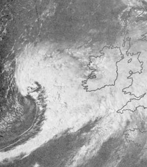 Полученная со спутника фотография облачности во время Фастнетской гонки 1979 г. Это изображение было передано 13 августа в 16.37. Участники гонки находятся под слоем облачности в центре снимка.