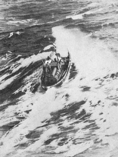 Спасательный бот на пути к району проведения спасательных операций во время Фастнетской гонки.