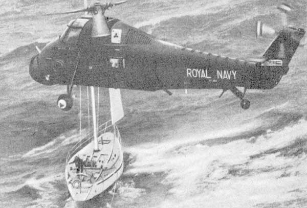 Члену экипажа яхты "Камарг" предлагают прыгнуть за борт. Этот вертолет "Уэссекс V" спас всех восьмерых членов экипажа яхты "Камарг".