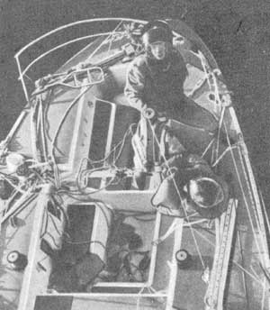 Спасатель с помощью двойной петли начинает подъем пострадавшего с яхты "Гримэлкин", на которой сломана мачта.